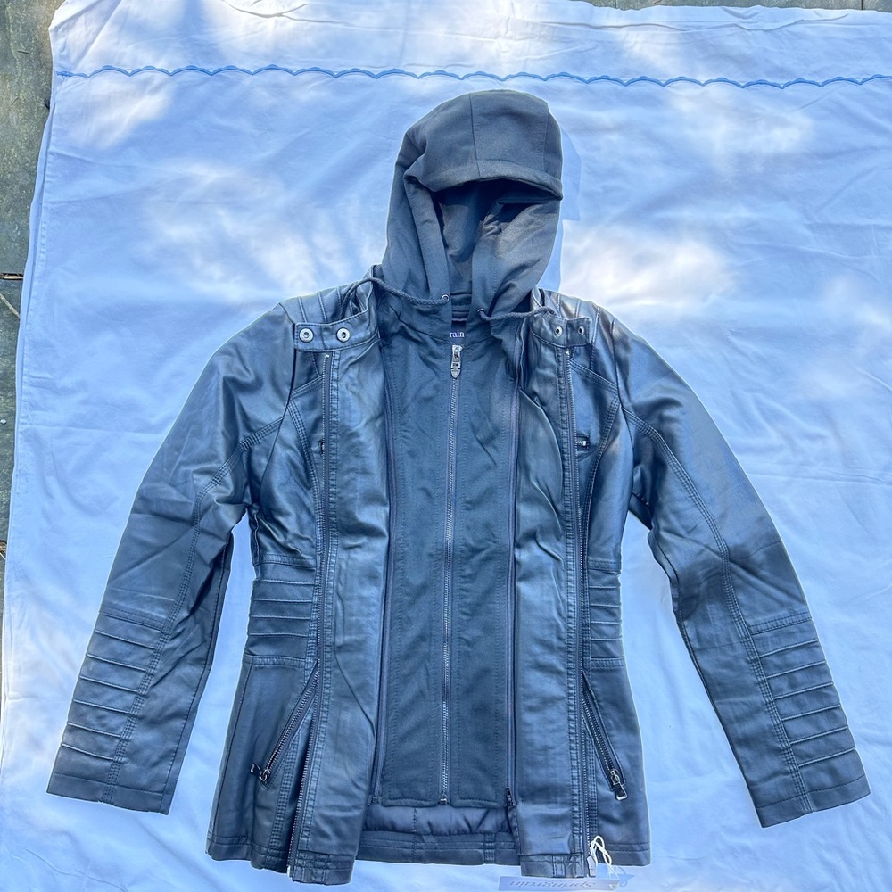 Sleek Black Leather Jacket with Hood and Zipper - Picture 5 of 10